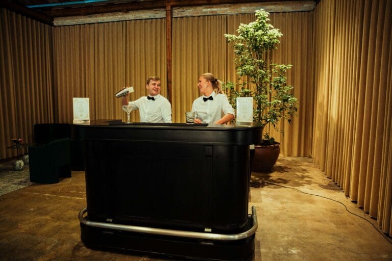 Udlejning af bar med bartendere der shaker lækre drinks efter kundens valg